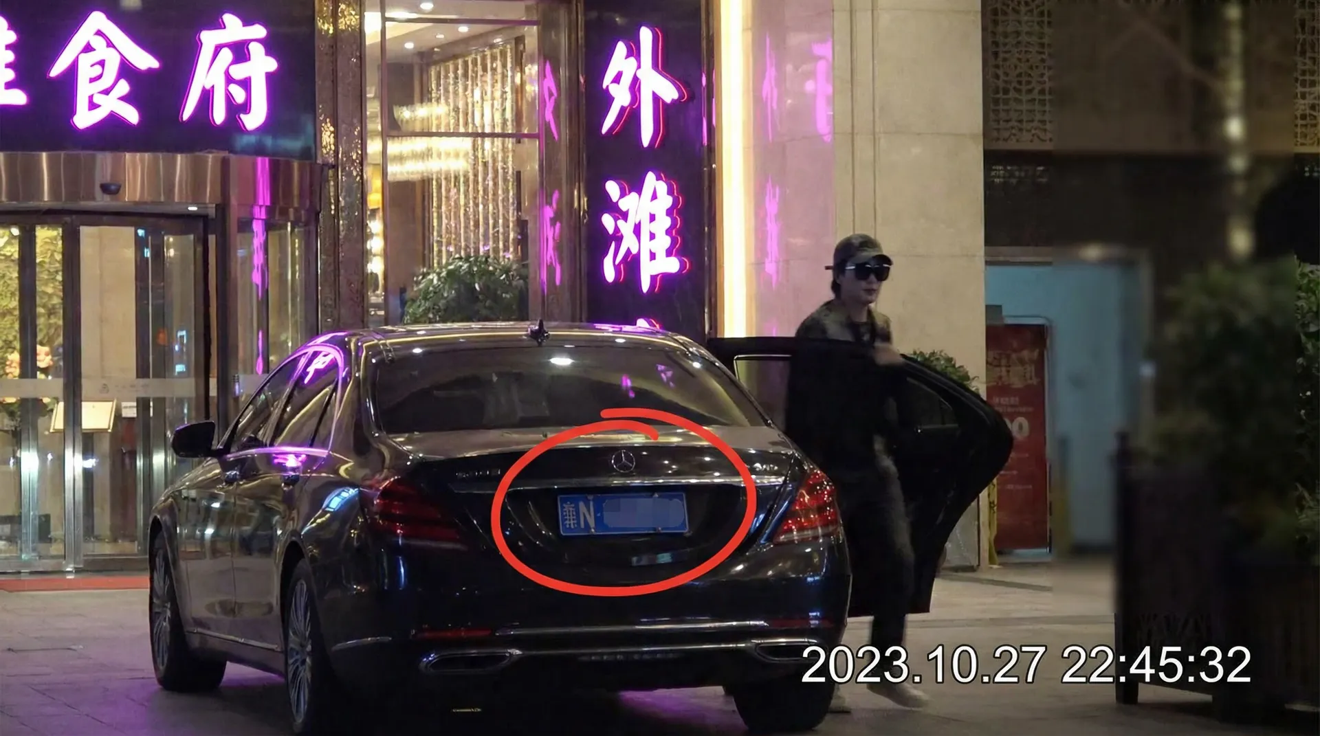 绿奴 - 豪车餐厅外偷拍